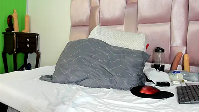 Snapshot of GiulianaRobert chatting on September 2025 05:38:01 PM GiulianaRobert online show from September 2025 05:38:01 PM