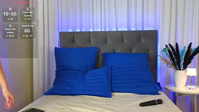 Snapshot of Ariana_Petite chatting on November 2025 09:37:02 PM Ariana Petite online show from November 2025 09:37:02 PM