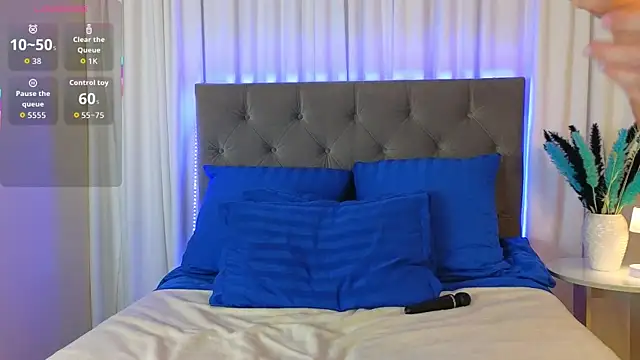 Snapshot of Ariana_Petite chatting on December 2025 12:27:01 AM Ariana Petite online show from December 2025 12:27:01 AM