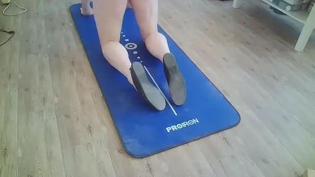 Snapshot of theSecretBallerino chatting on November 2025 04:00:01 AM theSecretBallerino online show from November 2025 04:00:01 AM