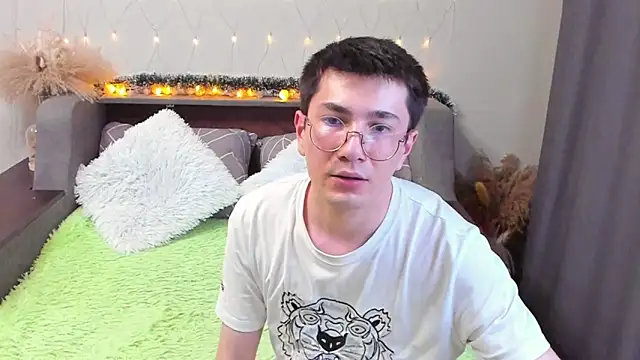 Yumi steve online show from March 2025 12:54:02 AM