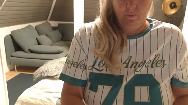 Snapshot of KimMitchelli chatting on November 2025 05:07:01 AM KimMitchelli online show from November 2025 05:07:01 AM