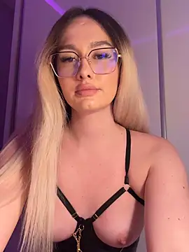 Snapshot of mollyxxx chatting on March 2026 03:32:01 AM mollyxxx online show from March 2026 03:32:01 AM