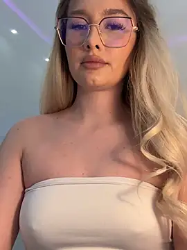 Snapshot of mollyxxx chatting on March 2026 03:23:01 AM mollyxxx online show from March 2026 03:23:01 AM