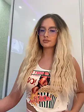 Snapshot of mollyxxx chatting on March 2026 12:01:02 AM mollyxxx online show from March 2026 12:01:02 AM