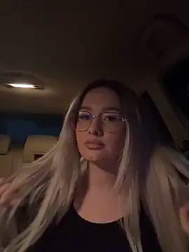 Snapshot of mollyxxx chatting on April 2026 11:36:01 PM mollyxxx online show from April 2026 11:36:01 PM