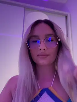 Snapshot of mollyxxx chatting on April 2026 01:25:02 AM mollyxxx online show from April 2026 01:25:02 AM