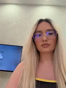 Snapshot of mollyxxx chatting on April 2026 03:37:02 AM mollyxxx online show from April 2026 03:37:02 AM