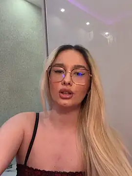 Snapshot of mollyxxx chatting on April 2026 01:25:02 AM mollyxxx online show from April 2026 01:25:02 AM