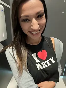 Snapshot of _MiaQueen_ chatting on September 2025 11:04:02 PM  MiaQueen  online show from September 2025 11:04:02 PM