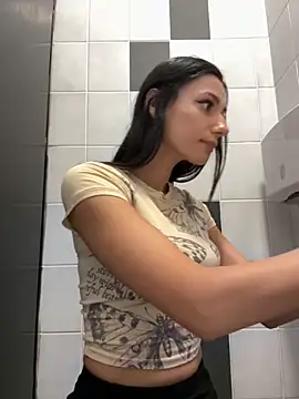 Snapshot of _MiaQueen_ chatting on September 2025 09:52:02 PM  MiaQueen  online show from September 2025 09:52:02 PM