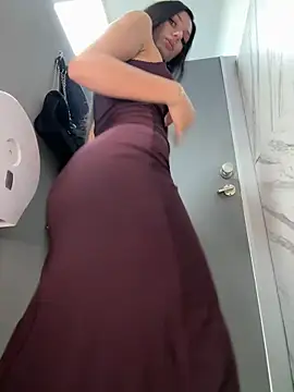 Snapshot of _MiaQueen_ chatting on March 2026 10:35:01 PM MiaQueen online show from March 2026 10:35:01 PM