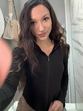 Snapshot of _MiaQueen_ chatting on March 2026 10:10:01 PM MiaQueen online show from March 2026 10:10:01 PM