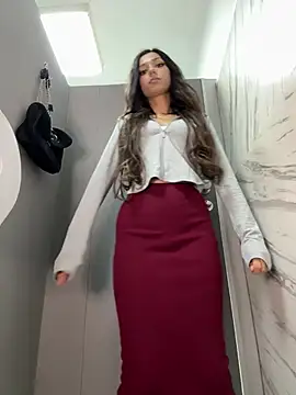 Snapshot of _MiaQueen_ chatting on March 2026 10:21:02 PM MiaQueen online show from March 2026 10:21:02 PM