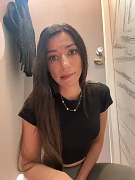 Snapshot of _MiaQueen_ chatting on April 2026 10:52:01 PM MiaQueen online show from April 2026 10:52:01 PM