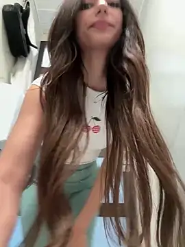 Snapshot of _MiaQueen_ chatting on April 2026 10:04:01 PM MiaQueen online show from April 2026 10:04:01 PM