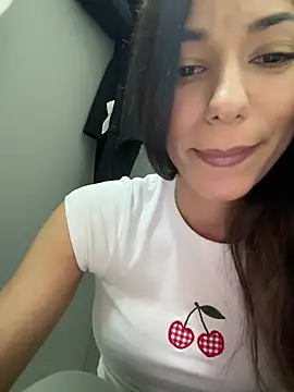 Snapshot of _MiaQueen_ chatting on April 2026 09:48:02 PM MiaQueen online show from April 2026 09:48:02 PM