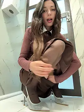 Snapshot of _MiaQueen_ chatting on April 2026 09:17:02 PM MiaQueen online show from April 2026 09:17:02 PM