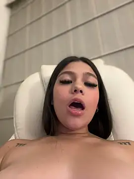 Snapshot of Alyshanon18 chatting on February 2025 04:47:01 AM Alyshanon18 online show from February 2025 04:47:01 AM