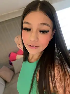 Snapshot of Alyshanon18 chatting on February 2025 09:44:02 PM Alyshanon18 online show from February 2025 09:44:02 PM