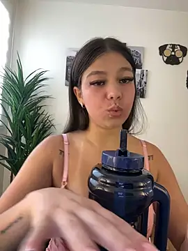 Snapshot of Alyshanon18 chatting on October 2025 03:35:02 PM Alyshanon18 online show from October 2025 03:35:02 PM