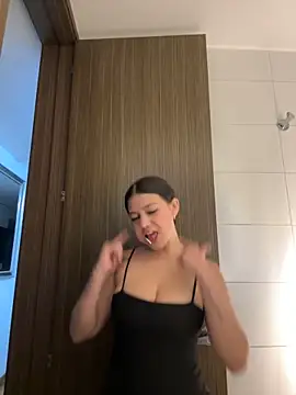 Snapshot of Alyshanon18 chatting on April 2026 01:45:01 AM Alyshanon18 online show from April 2026 01:45:01 AM