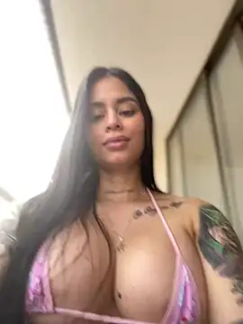 LaraHenao online show from February 2025 01:22:01 PM