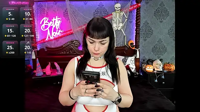 Snapshot of BettyNoir chatting on October 2025 09:08:02 AM BettyNoir online show from October 2025 09:08:02 AM