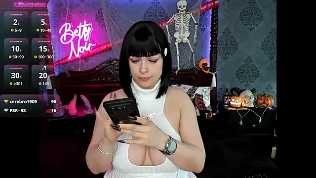 Snapshot of BettyNoir chatting on November 2025 11:11:02 AM BettyNoir online show from November 2025 11:11:02 AM