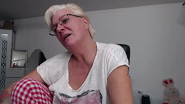 Snapshot of LaylaMilf chatting on December 2024 07:38:02 PM LaylaMilf online show from December 2024 07:38:02 PM