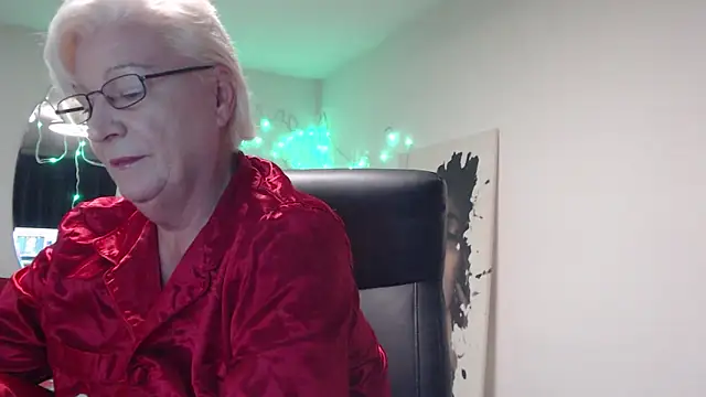 Snapshot of LaylaMilf chatting on December 2024 05:55:02 PM LaylaMilf online show from December 2024 05:55:02 PM