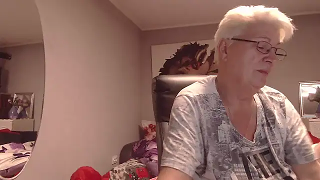 Snapshot of LaylaMilf chatting on October 2025 06:50:01 PM LaylaMilf online show from October 2025 06:50:01 PM