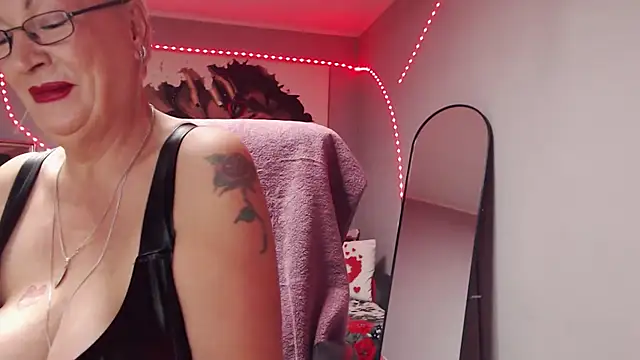 Snapshot of LaylaMilf chatting on November 2025 09:37:01 PM LaylaMilf online show from November 2025 09:37:01 PM