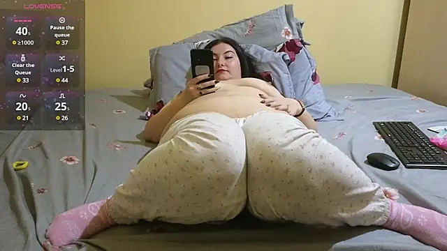 Snapshot of BBW_MILF_4U chatting on February 2025 01:40:02 PM BBW MILF 4U online show from February 2025 01:40:02 PM