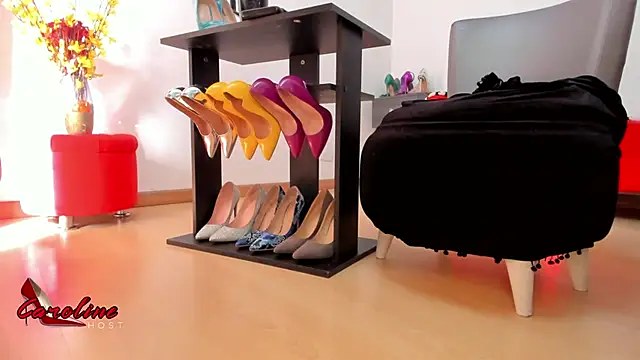 Snapshot of caroline_host chatting on March 2026 09:19:02 PM caroline host online show from March 2026 09:19:02 PM