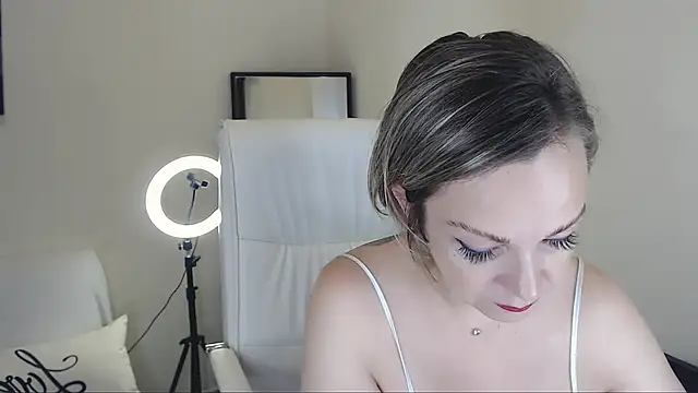 Snapshot of Tilly_Eliot chatting on February 2025 02:08:01 PM Tilly Eliot online show from February 2025 02:08:01 PM