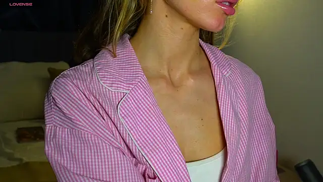 Snapshot of Danielle_Thomas chatting on March 2026 12:49:01 AM Danielle Thomas online show from March 2026 12:49:01 AM