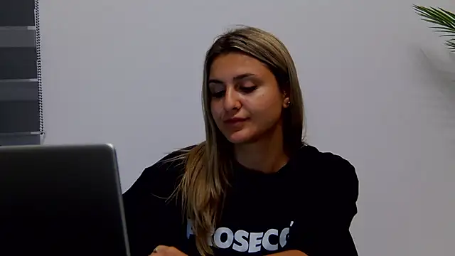 NicolePlay online show from May 2026 08:28:01 PM
