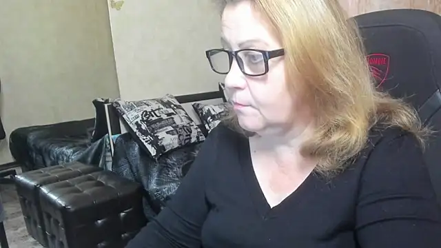 Snapshot of Frau_Marta chatting on November 2025 12:37:02 PM Frau Marta online show from November 2025 12:37:02 PM