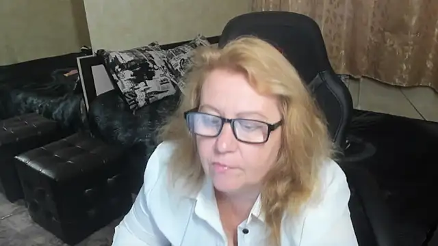 Snapshot of Frau_Marta chatting on November 2025 01:22:01 PM Frau Marta online show from November 2025 01:22:01 PM