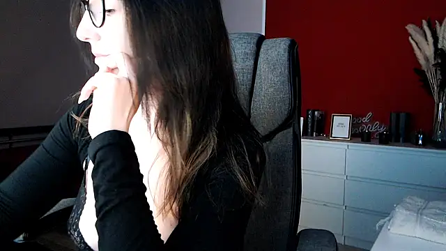 Snapshot of Alina_Lamour chatting on April 2026 06:32:02 PM Alina Lamour online show from April 2026 06:32:02 PM