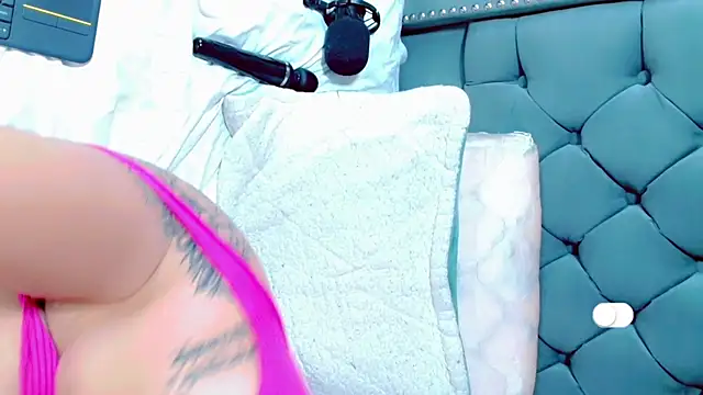 Imannejulienne online show from January 2025 11:02:01 PM