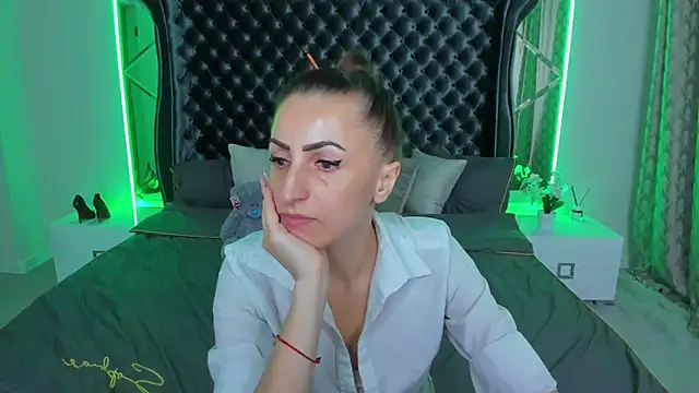 Snapshot of Rebecca_Diamond chatting on November 2025 06:02:01 AM Rebecca Diamond online show from November 2025 06:02:01 AM