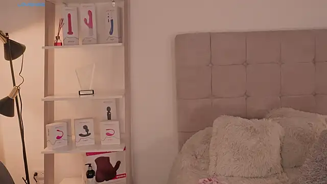 AbellaCroft online show from December 2024 06:31:02 PM