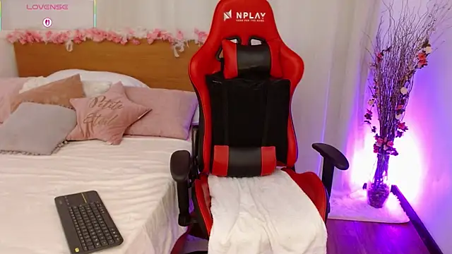 Snapshot of lucy_luu_ chatting on April 2026 06:43:01 PM lucy luu online show from April 2026 06:43:01 PM