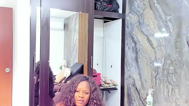 LauraSaenz01 online show from March 2025 04:11:01 PM