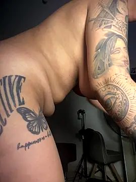 Snapshot of kiaraglam2 chatting on December 2025 01:49:01 PM kiaraglam2 online show from December 2025 01:49:01 PM