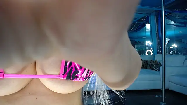 Snapshot of ADRIANNA_FOX chatting on September 2025 07:24:02 AM ADRIANNA FOX online show from September 2025 07:24:02 AM