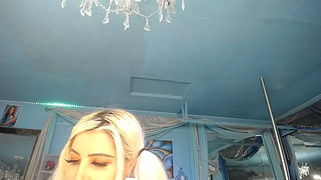 Snapshot of ADRIANNA_FOX chatting on November 2025 08:59:01 AM ADRIANNA FOX online show from November 2025 08:59:01 AM