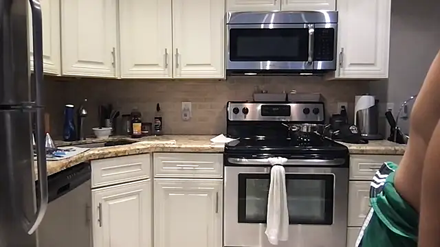 Snapshot of BigGuyMuscle chatting on November 2025 03:00:01 PM BigGuyMuscle online show from November 2025 03:00:01 PM